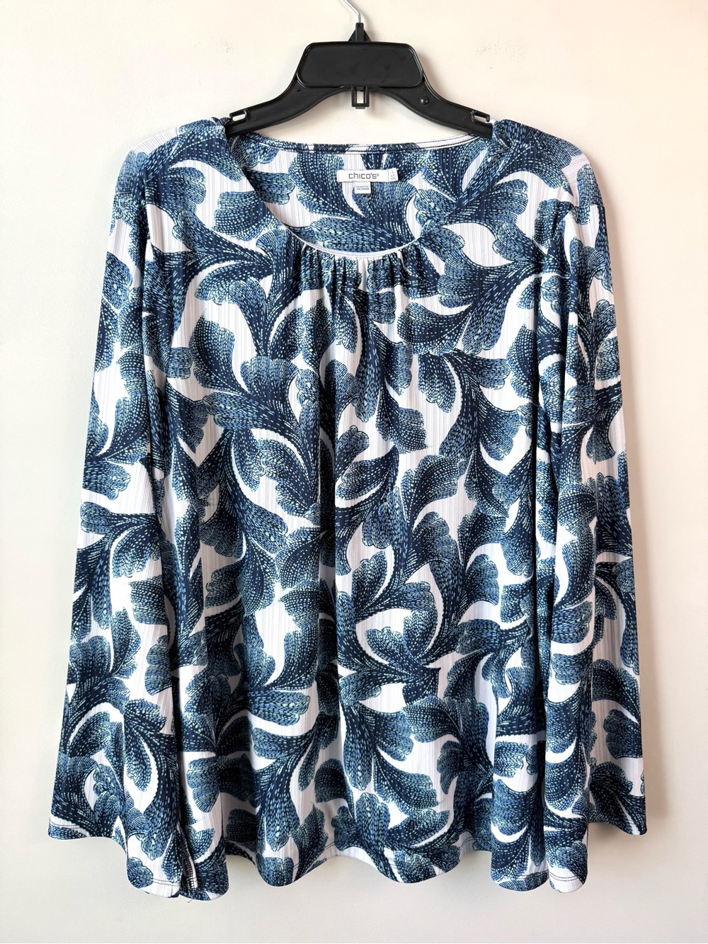 Chico’s Ruched Neck Long Sleeve Top Blue Leaf Print 4 Equals XXL